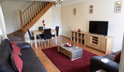 ASHTREE HOUSE, EXCELLENT LOCATION WITH PRIVATE PARKING AND GARDEN IN QUIET AREA.
