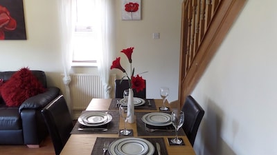 ASHTREE HOUSE, EXCELLENT LOCATION WITH PRIVATE PARKING AND GARDEN IN QUIET AREA.