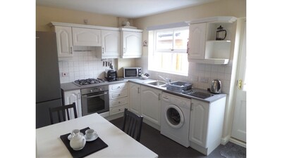 ASHTREE HOUSE, EXCELLENT LOCATION WITH PRIVATE PARKING AND GARDEN IN QUIET AREA.