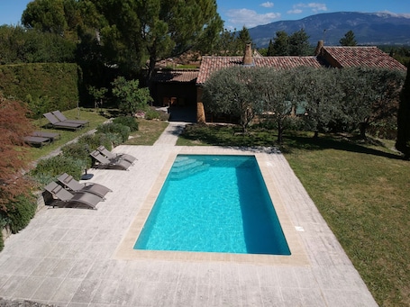 Piscine et extérieur maison
