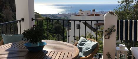 Balcony Dining with Amazing sea views 