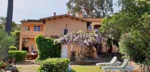 facade and privative garden of 400 m2. 