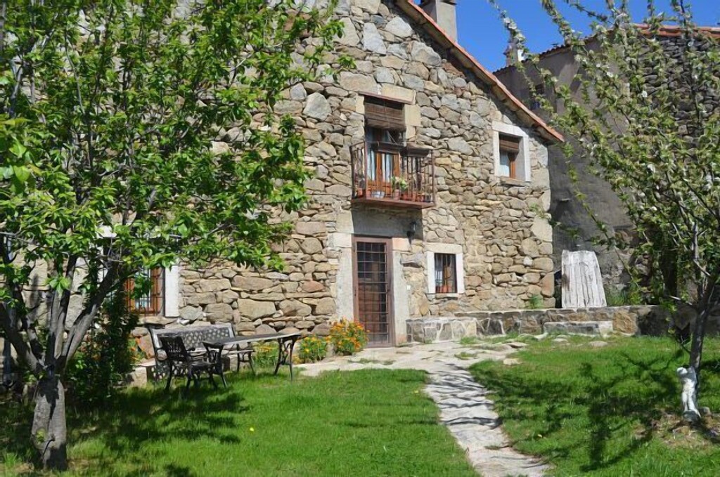 Casa Rural La Casa De Piedra For 6 People Navarredonda De Gredos