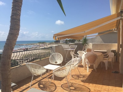 180 ° sea view, First line beach Atico village center, terrace, swimming pool, air conditioning