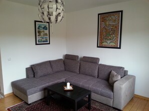 Wohnzimmer mit ausziehbarer Schlafcouch