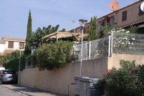 Blick auf Hanglage und Pergola