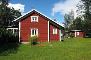 Vom Garten aus, zum Haupthaus und Waschhaus.