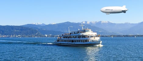 Faszinierende Sicht auf den See und die Berge von den Wohn- und Essbereichen!