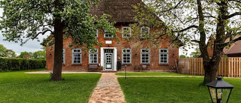 Blick auf den Gästegarten und Ferienhaus mit den Wohnungen