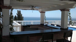 bar area with nice view direct to the pool and sea