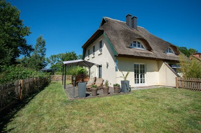 Umzäuntes Reetdachhaus auf Rügen in Boddennähe