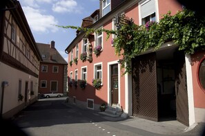 Blick auf Ferienwohungen, Restaurant und Weingut