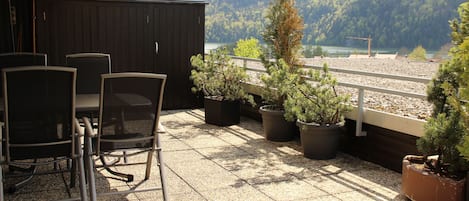 Terrasse mit See-/Bergblick