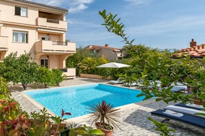 Haus Jurić
Schwimmbad mit Pavillon und angelegtem Strand