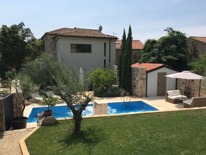 Unser Garten mit Loungebereich und privatem Pool