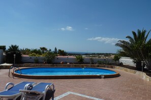 Poolterrasse mit Meerblick