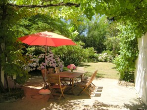 Vue depuis la terrasse vers le jardin