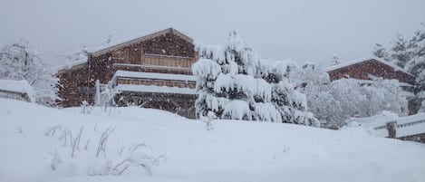 CHALET SOUS LA NEIGE