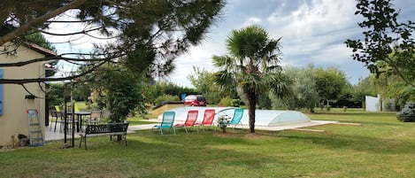 Vue sur la piscine et la terrasse