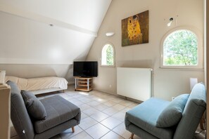 Espace mezzanine avec 2 lits simples et 2 chauffeuses
