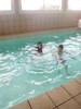 Enfants dans piscine
