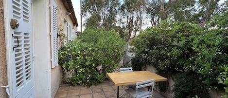 La terrasse du studio, à droite la porte du studio.