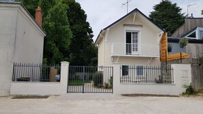 Façade SUD, face Loire, donnant sur chemin privé non goudronné