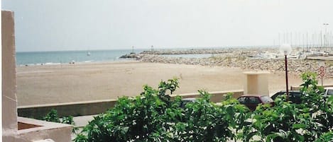 vue du balcon :plage au pied de l'appartement