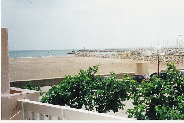 vue du balcon :plage au pied de l'appartement