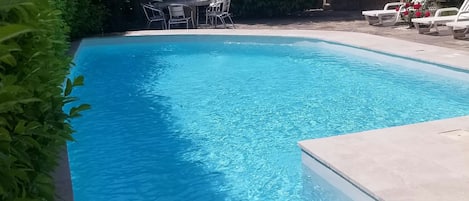 la piscine privée du jardin de Colette