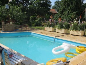 piscine d été chauffée par le soleil