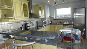 Cuisine entièrement équipée avec 3 fenêtres vues mer plage et large dont balcon.