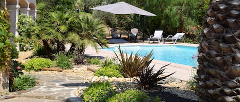 Grande piscine dans un écrin de verdure méditerranéen