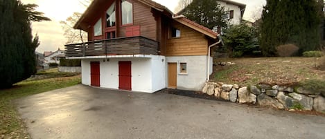 Le chalet et son terrain privé