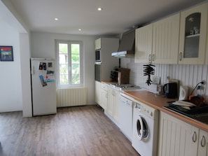 Fully equiped kitchen wityh direct access to the dining room