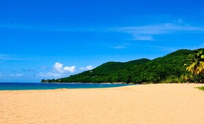 La plage de La Perle la bien nommée à 4 kms de votre gîte.