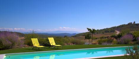 Piscine, jardin et Alpes vus de la terrasse / chambre.