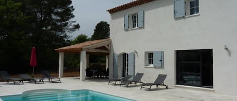Piscine chauffée et sécurisée par un volet