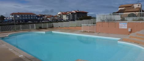 Piscine de la résidence avec pataugeoire pour les plus jeunes