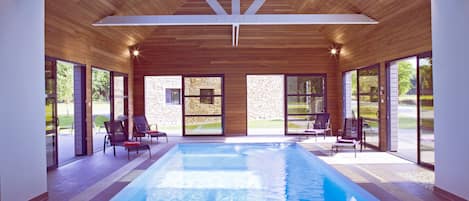 Piscine de 10 m x 4 m chauffée toute l'année à 29 °. L'air est chauffée à 25 °