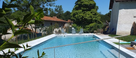 La grande et belle piscine du Domaine de La Loge