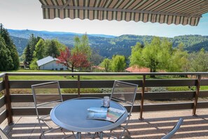 Le balcon, plein sud, avec une vue dégagée sur Dabo et les Vosges du Nord