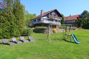 Le chalet et son grand jardin