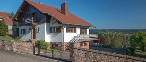 L'avant du chalet avec la vue sur le Saint Léon