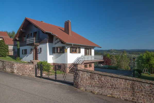 L'avant du chalet avec la vue sur le Saint Léon