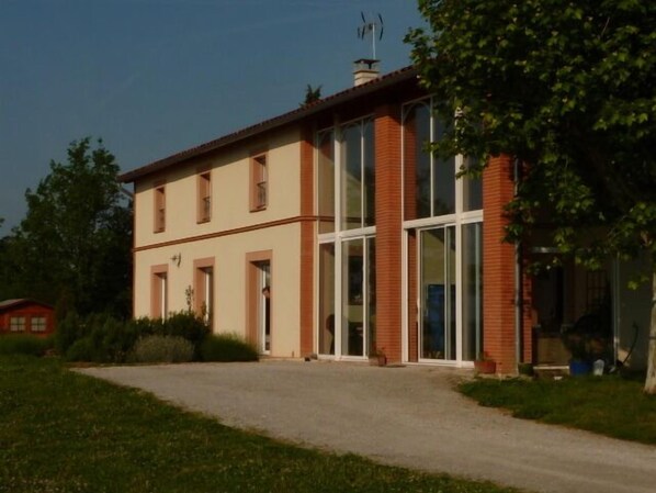 façade Sud Est vue vers le village, Toulouse et les Pyrénées