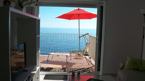 Autre vue de la même terrasse avec chaise longue et parasol