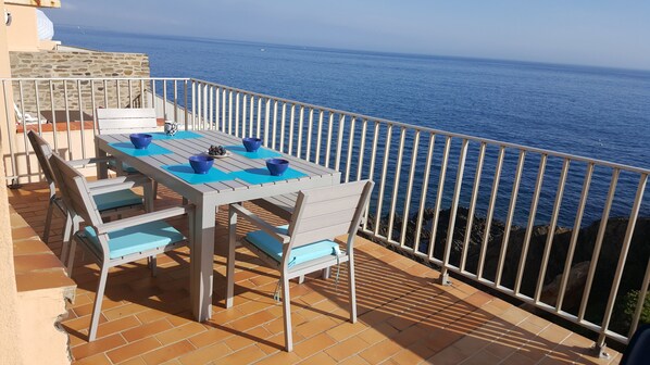 Grande Terrasse surplombant une piscine naturelle en contrebas