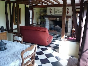 Séjour avec vue sur la cheminée