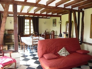 Séjour avec vue sue sur la salle à manger